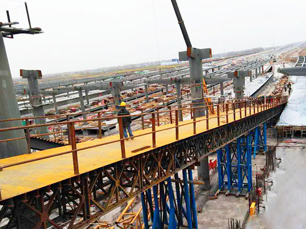 湖北襄陽中鐵建工集團鋼便橋（長度：69米；坡度：20°）
